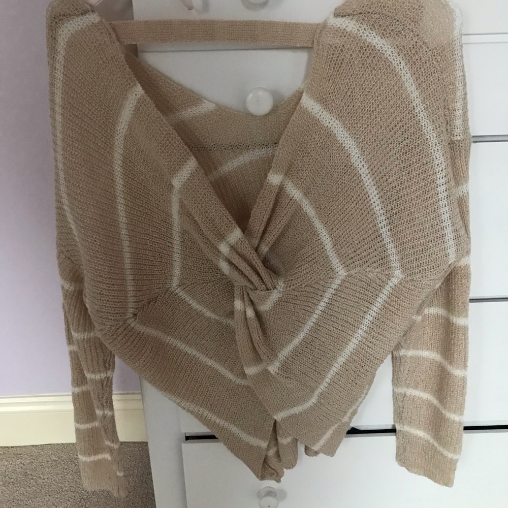 Cute cut out sweater - Picture 4 of 4